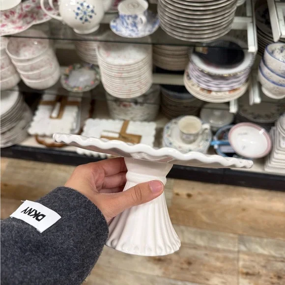 Elegant White Ceramic Cake Stand - Picture 3 of 3